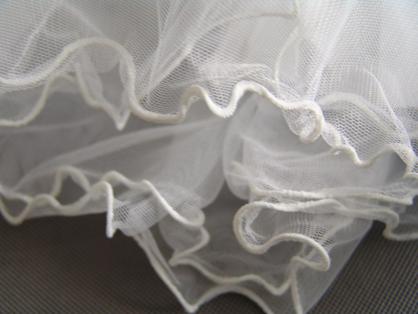 Bílé šaty pro družičku s fialovou stužkou - Obrázek č. 2