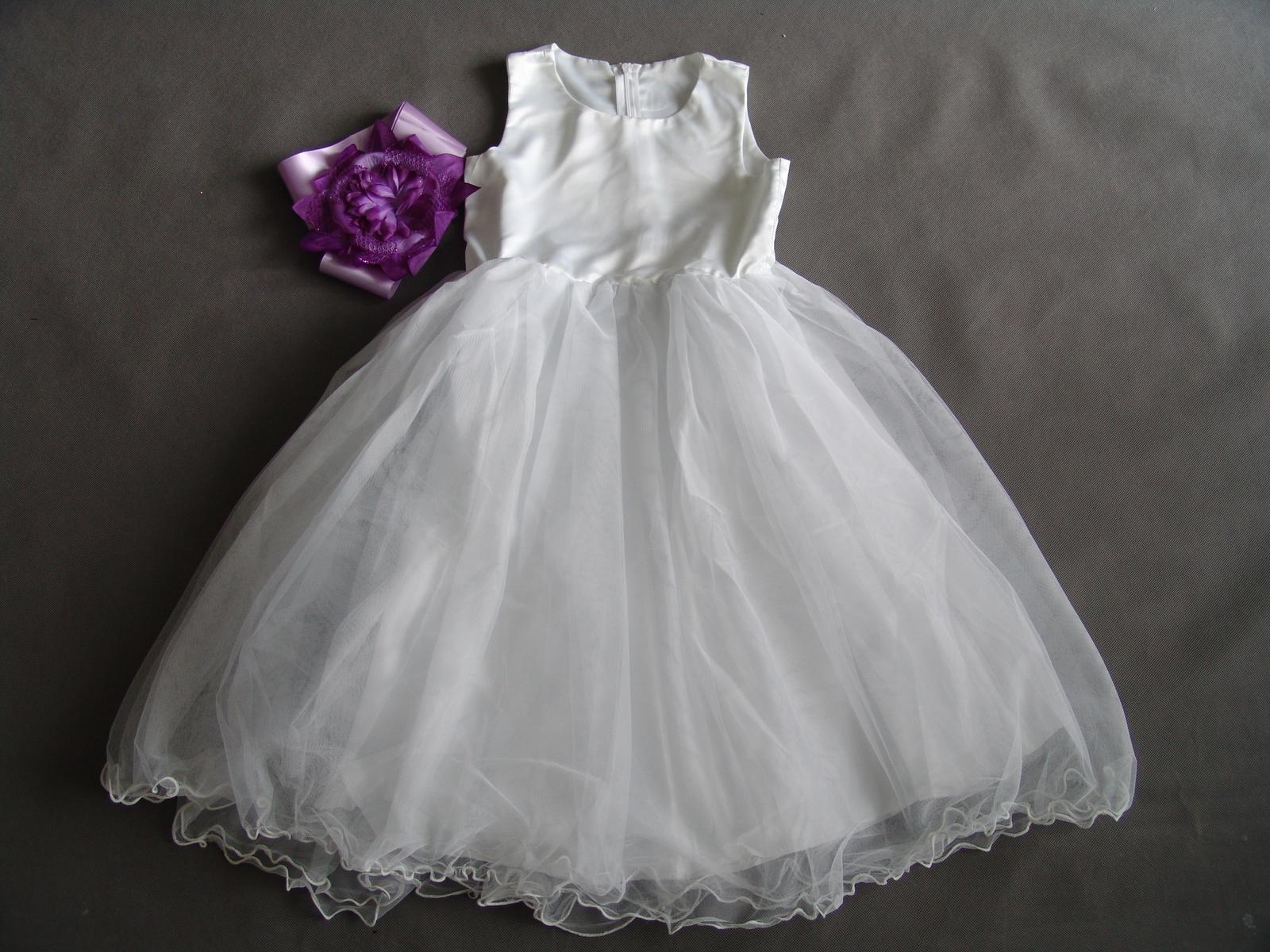 Bílé šaty pro družičku s fialovou stužkou - Obrázek č. 1