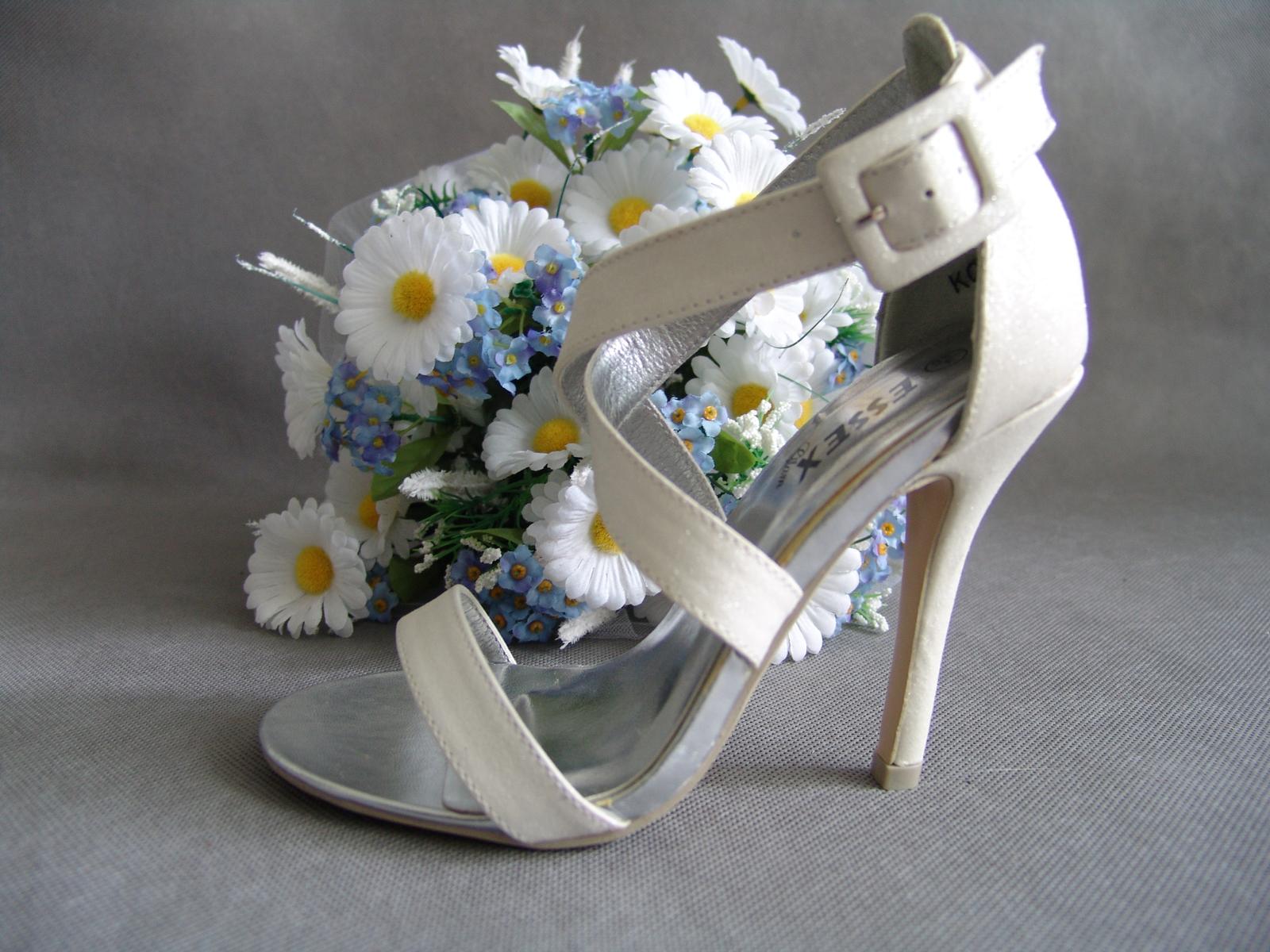 SKLADEM - bílé glitter sandálky - Obrázek č. 1