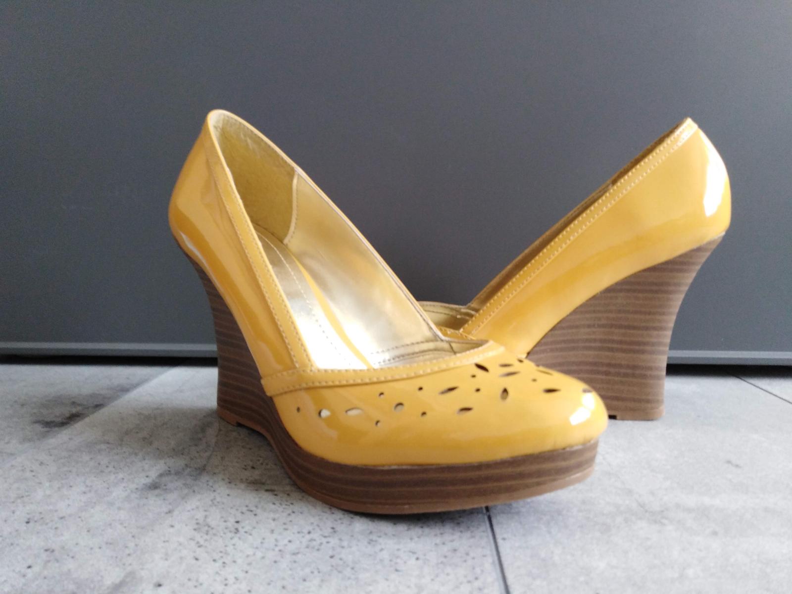 SKLADEM - žluté boty na klínku - Obrázek č. 2
