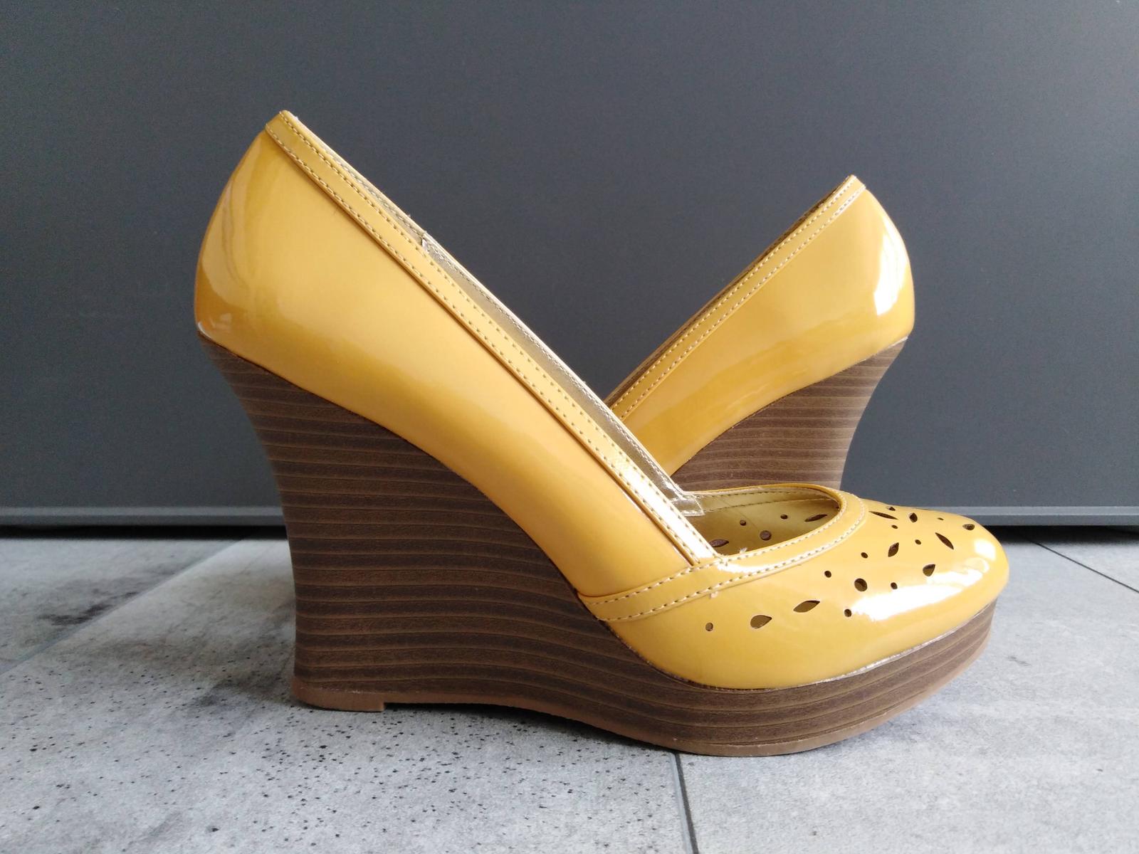 SKLADEM - žluté boty na klínku - Obrázek č. 1