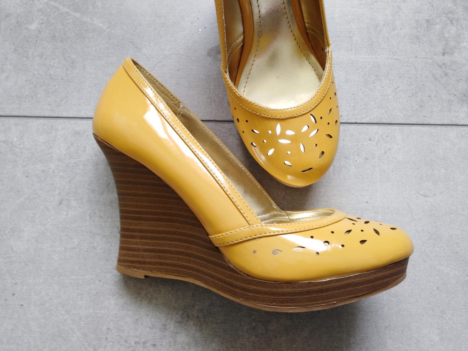 SKLADEM - žluté boty na klínku - Obrázek č. 3
