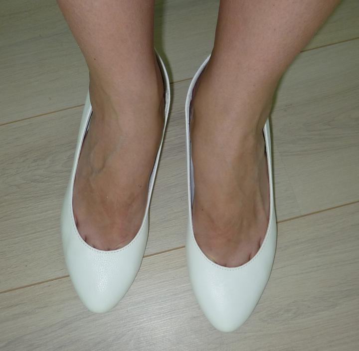 30.7.2011 - konečně... nové botičky na nízkém podpatku... aby mi nebyly krátké šatičky! :-)