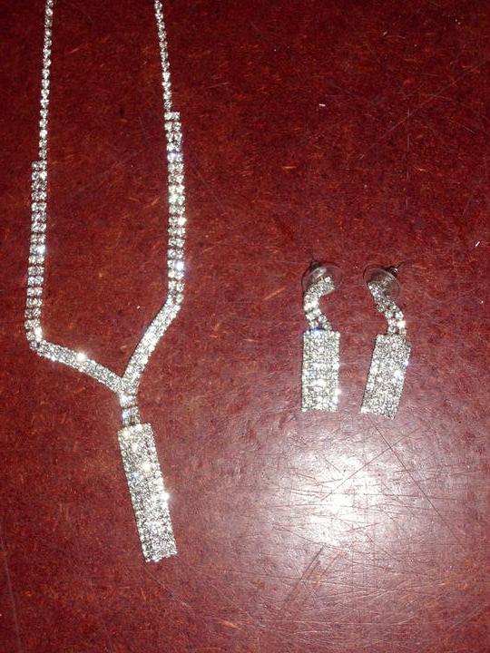 Již vyřízené, zapůjčené, koupené:-)) - svatební náhrdelník a naušnice, zda použiju i náhrdelník jeste nevim..uvidime jak to pujde k satum
