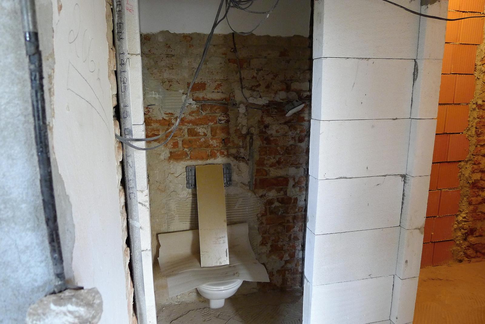 Rekonstrukce našeho domečku - a konečně se taky staví :o) záchod bude oddělen a z původní "nudle" koupelny se stane normální koupelna :o)