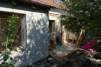 a dvoreček se postupně plní vším možným...a protože máme řadovku, vše se pěkně musí provézt chodbou na druhou stranu :O(