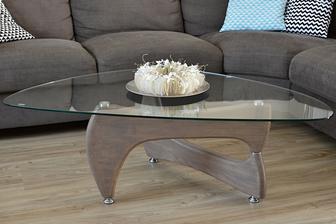 tak stoleček už má nové dřevěné nohy. Takto to dopadne, když se slavný coffee table japonského designéra dostane do spárů polských výrobců a český truhlář mu udělá pořádné nohy. Ve skutečnosti vypadá mnohem lépe :o) jak jinak... :o)