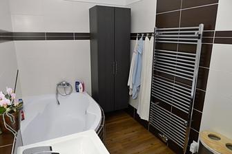 koupelna - konečně jsme sehnali úchytky na velkou skříň téměř totožné s umyvadlovou skříňkou. Tak příležitost vyfotit celou místnost :o)