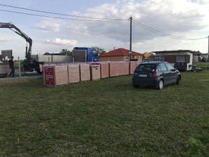 priniesli tehlu