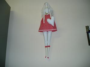 červená tilduška, 60 cm dlhá, riadna baba....vlásky strapaté, nebola ešte u kaderníka....