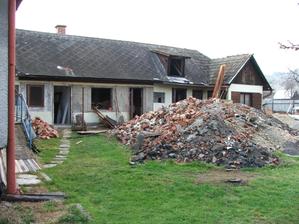 búranie garáže a časti pôvodných hospodárskych budov
