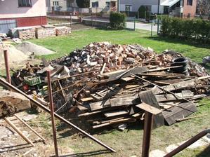 stavebný odpad zo zbúranej garáže a hospodárskych budov