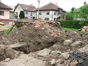 kopanie základov na novú terasu