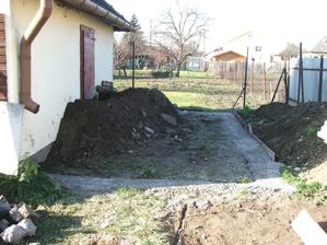 zabetónované základy na novú garáž