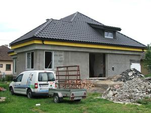 montujú nám nové okná - plastové, farba aluminium