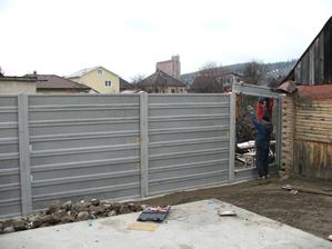 montujeme betónový plot