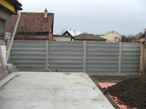 dokončený betónový plot