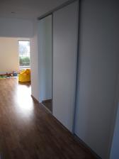 šatníková skriňa a vchod do detskej izby