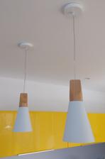 dve lampy nad barovým pultom