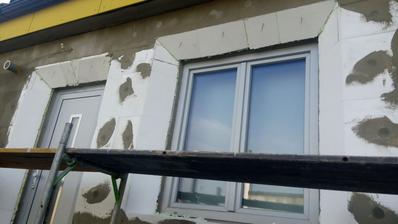 špalety okolo dverí a okien sú zrezané do 45°uhla