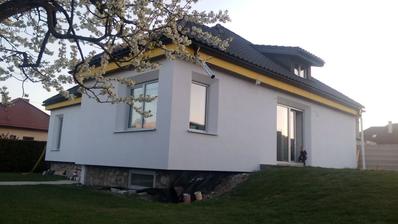 nová fasáda - svetlučko šedá, ale javí sa ako biela