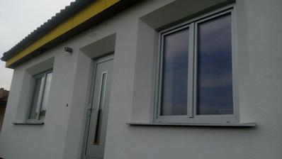 špalety okolo okien a dverí sú zrezané do 45°uhla kvôli lepšej svetelnosti v interiéri