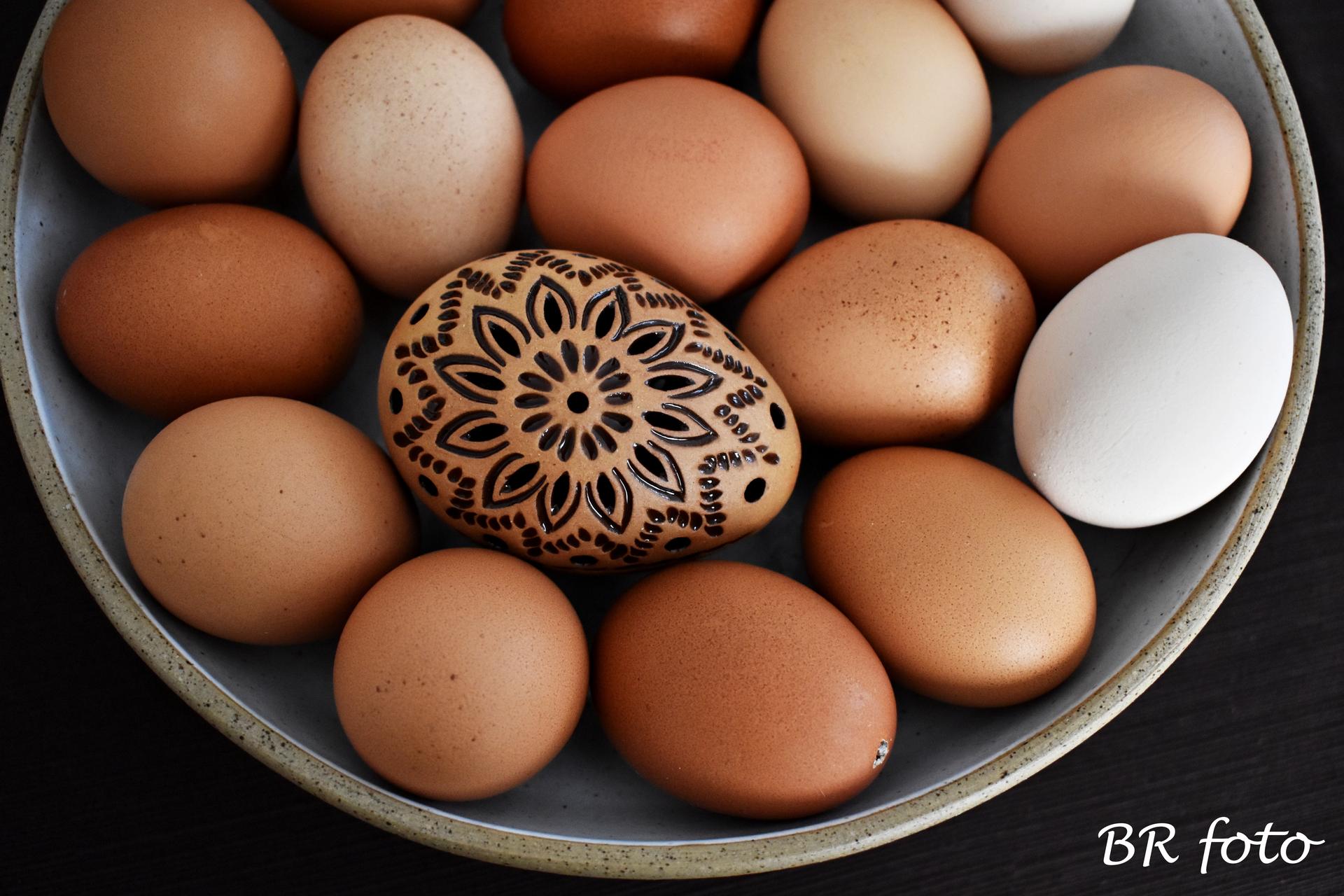 Jarní svátky 2 - keramické vejce obklopují vyfouklá vajíčka