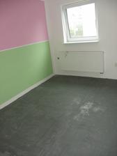 nabarvená podlaha, aby se nedrolil beton a neprášilo se