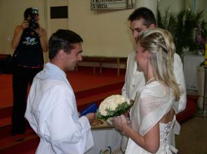 Jak se to blizi, tak nevim, jestli nemit vlasy castecne rozpustene, treba jako tady.....