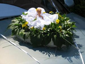 Kytička ve tvaru srdce na auto.