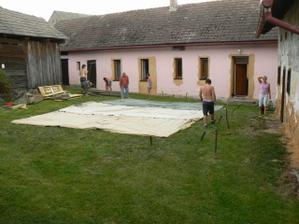 v pondělí před svatbou jsme stavěli stany na zahradní oslavu