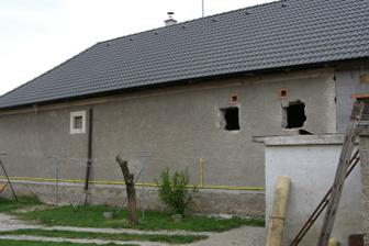 okna na spajzu a technologicku miestnost vyburane