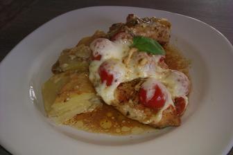 Kuřecí steak zapečený s cherry rajčátky a mozarellou,gratinované brambory...