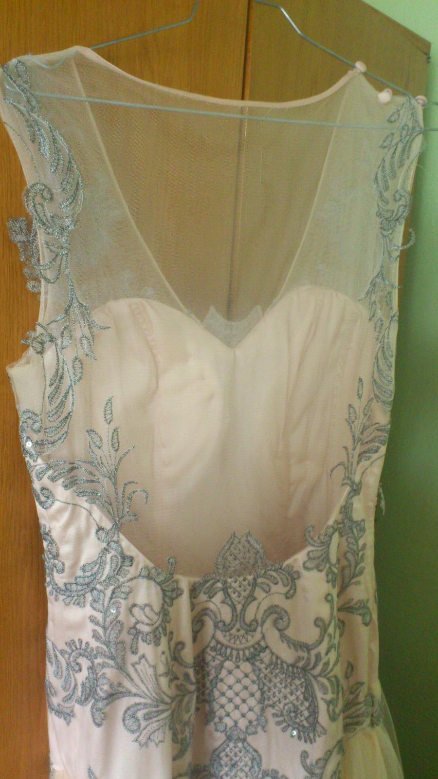 Atypické šaty ze splývavého tylu zdobené krajkou - Obrázek č. 4