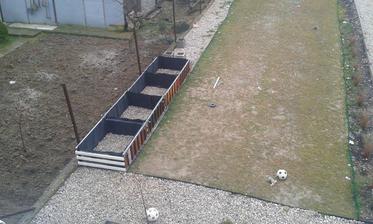 Nase DIY vyvysene zahony, konstrukcia je zo zeleza vyplnana paletovymi doskami