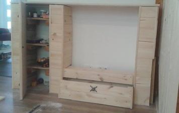 Este pred naterom, vidno otvaracie casti TV skrinky - "korpus" je robeny zo starej palenej tehly