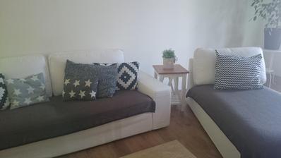 sedačka Kivik z Ikey, aj ležadlo je Kivik.........ta biela farba pri detoch je des:o)