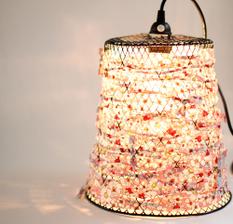 lampa z koša ...ta dá..........http://poppytalk.blogspot.com/2011/06/diy-wire-waste-basket-turned-pendant.html