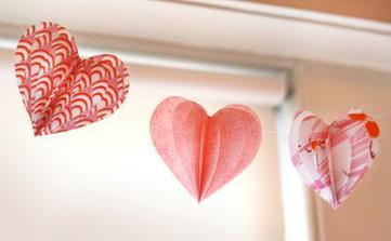 http://howaboutorange.blogspot.com/2011/01/fabric-valentine-hearts-garland.html?utm_source=feedburner&utm_medium=feed&utm_campaign=Feed:+HowAboutOrange+%28How+About+Orange%29