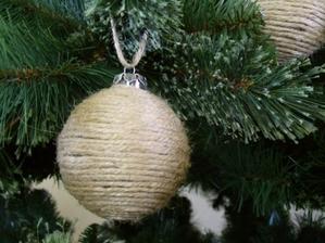 http://www.homeworkshop.com/2010/12/20/jute-ornament-balls-diy-ornament-20/
