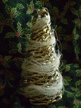 Vianočný stromček pletený z papiera // návodu tu: http://magichandssk.blogspot.com/2010/11/vianocny-stromcek-pleteny-z-papiera.html
