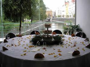 RESTAURACE MANES, STUL U OKNA, V CELE BUDEME SEDET MY