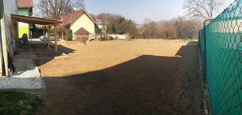 počasíčko nám praje a my napredujeme, trávička posadena, zajtra sa betonuje teraska