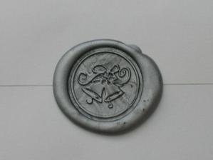 detail voskom zapecatenej obalky s pozvankou