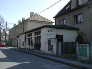 Tak tady máme zamluvenou hostinu. Z venku to nevypadá asi nic moc, ale uvnitř si člověk připadá pomalu jako v Hotelu Hilton. Absolutně špičková obsluha!!!