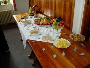 Švédské stoly, nejprve s ovocem a slanými dobrotami...