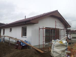 dnes uz mala byt cela fasada,ale pocasie nedovoluje