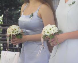 takové budou mít družičky jen v bordó barvě a trochu rozdílné, použité kytky budou chryzantémy