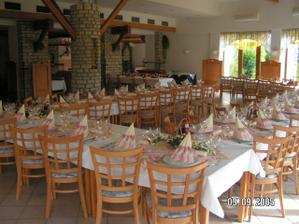 Restaurace je částečně prosklená a jde vidět krásná zahrada.