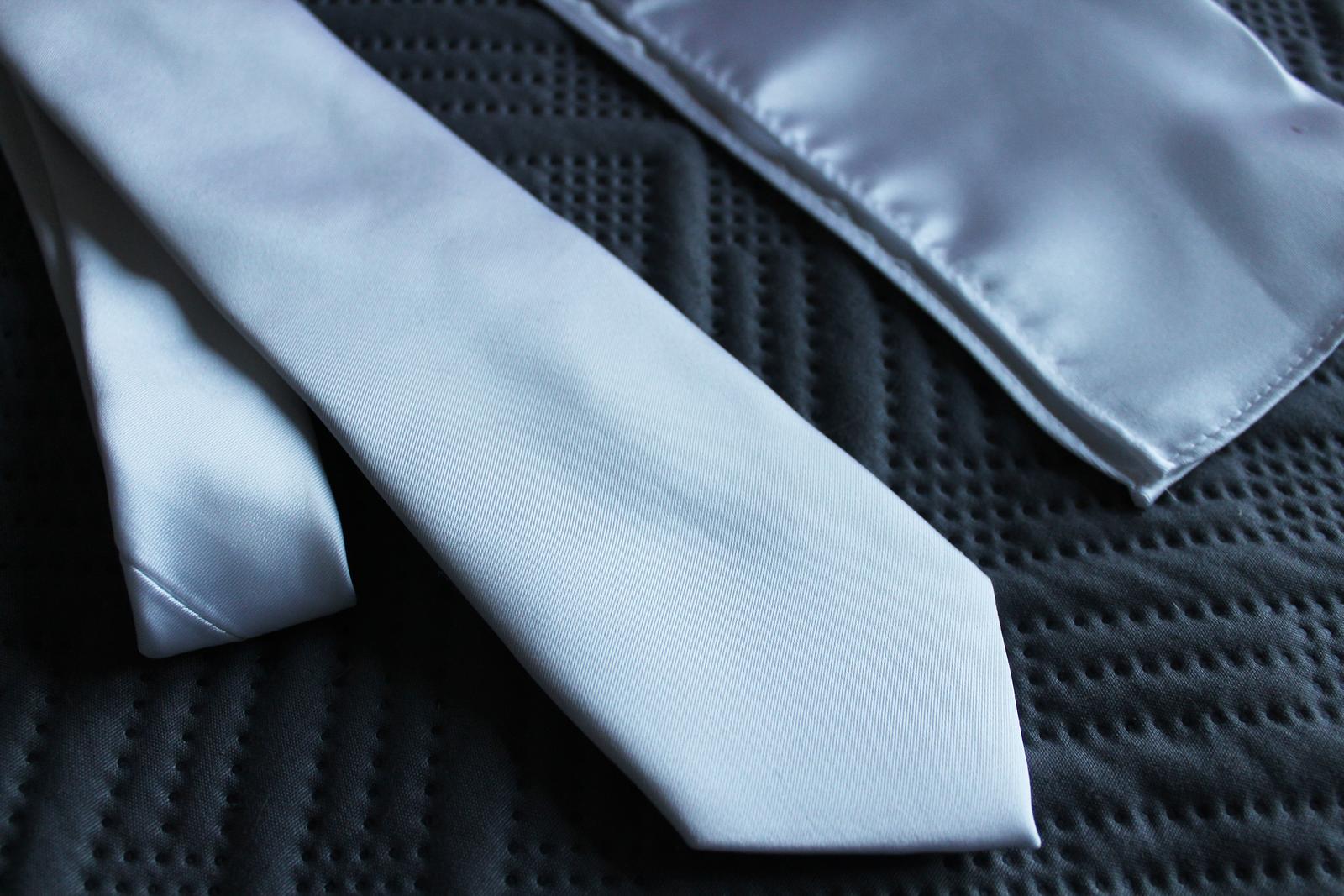 Biela saténová kravata a vreckovka do saka - Obrázok č. 1